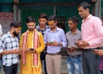 बाकेँ बिहारी की शरण में खबर एक्सपर्ट की वेबसाइट और ऐप की लॉन्चिंग करते हुए आचार्य गोपाल कृष्ण