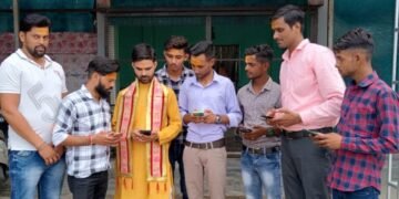 बाकेँ बिहारी की शरण में खबर एक्सपर्ट की वेबसाइट और ऐप की लॉन्चिंग करते हुए आचार्य गोपाल कृष्ण