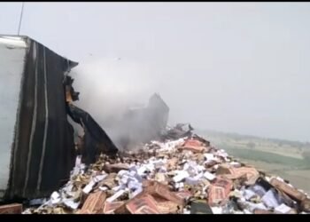 माचिस से भरा ट्रक पलटा लगी भीषण आग,पलटते है लगी आग