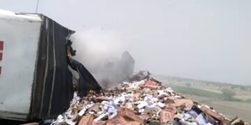 माचिस से भरा ट्रक पलटा लगी भीषण आग,पलटते है लगी आग
