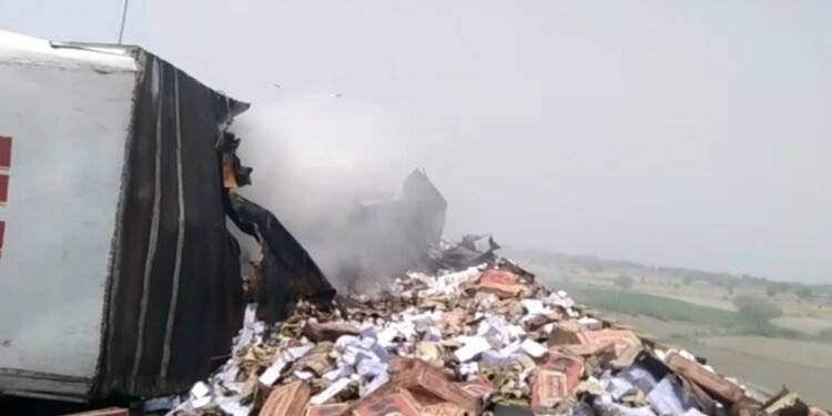 माचिस से भरा ट्रक पलटा लगी भीषण आग,पलटते है लगी आग