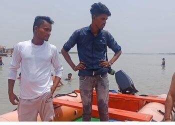 तीर्थ नगरी में स्नान करने आए युवक को डूबता देख नाविकों/गोताखोर ने बचाया