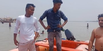 तीर्थ नगरी में स्नान करने आए युवक को डूबता देख नाविकों/गोताखोर ने बचाया