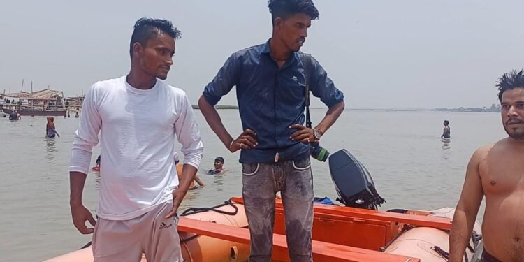 तीर्थ नगरी में स्नान करने आए युवक को डूबता देख नाविकों/गोताखोर ने बचाया