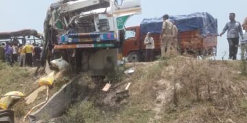 लखीमपुर खीरी ट्रक डीसीएम व रोडवेज आपस में भिड़े चार की मौत,दर्जनों घायल