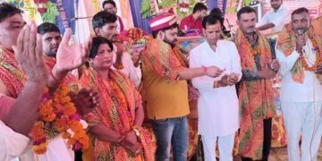 श्रीमद् भागवत ज्ञान यज्ञ में पहुंचे एत्मादपुर ब्लाक प्रमुख इति सिंह पति अवधेश कुमार