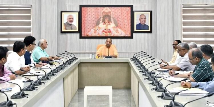 यूपी सीएम योगी आदित्यनाथ ने आज कोविड-19 के संबंध में गठित समितियों के अध्यक्षों के साथ बैठक की