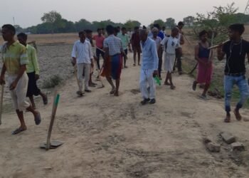 चकमार्ग बनाते मनरेगा मजदूरों को दबंगों ने गाली गलौज कर भगाया