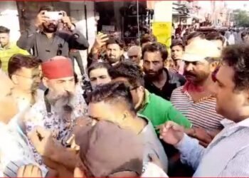 रुड़की में बिना नोटिस जारी किये नगर निगम ने हटाया अतिक्रमण,तो व्यारियों से हुई नोक झोंक
