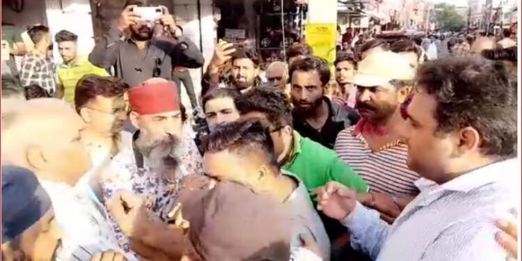 रुड़की में बिना नोटिस जारी किये नगर निगम ने हटाया अतिक्रमण,तो व्यारियों से हुई नोक झोंक