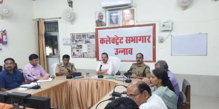 उन्नाव  में जिला अधिकार रविन्द्र कुमार ने बकरीद, कांवड़ यात्रा, सावन मेला आदि पर्वों को शांतिपूर्ण मनाने बैठक की