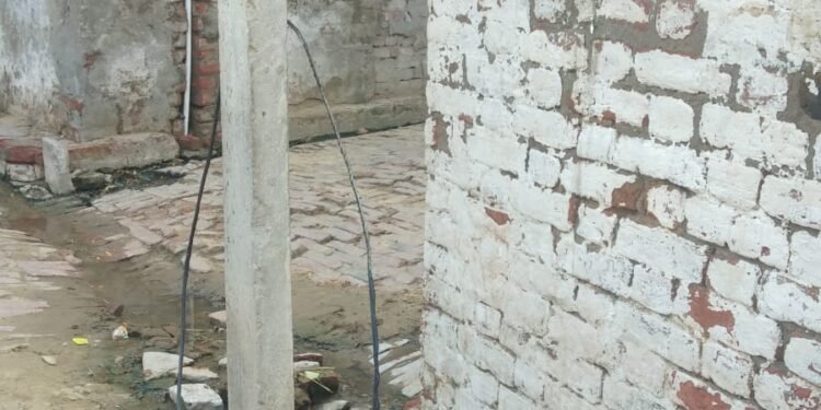विद्युत विभाग की लापरवाही का खामियाजा भुगतना पड़ सकता है ग्रामीणों को