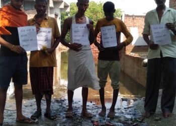खंदौली ब्लॉक की ग्राम पंचायत पोईया के मजरा टर्रकपुर में गंदा पानी घरों में घुसने के कारण गांव वासी पलायन करने को विवश