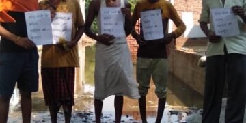 खंदौली ब्लॉक की ग्राम पंचायत पोईया के मजरा टर्रकपुर में गंदा पानी घरों में घुसने के कारण गांव वासी पलायन करने को विवश