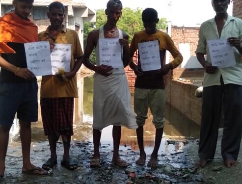 खंदौली ब्लॉक की ग्राम पंचायत पोईया के मजरा टर्रकपुर में गंदा पानी घरों में घुसने के कारण गांव वासी पलायन करने को विवश