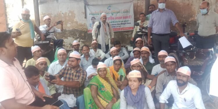 जिलाधिकारी कार्यालय पर दिव्यांग पार्किंग का स्थान सुनिश्चित कराने हेतु दिव्यांगों ने जिला अधिकारी को सौंपा ज्ञापन