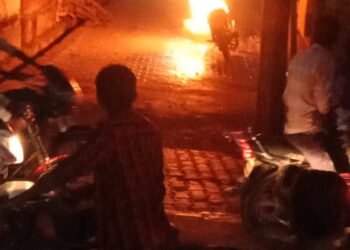 फिरोजाबाद के छारबाग में एक बाइक में आग लग गई ,आग लगने से हड़कंप मच गया