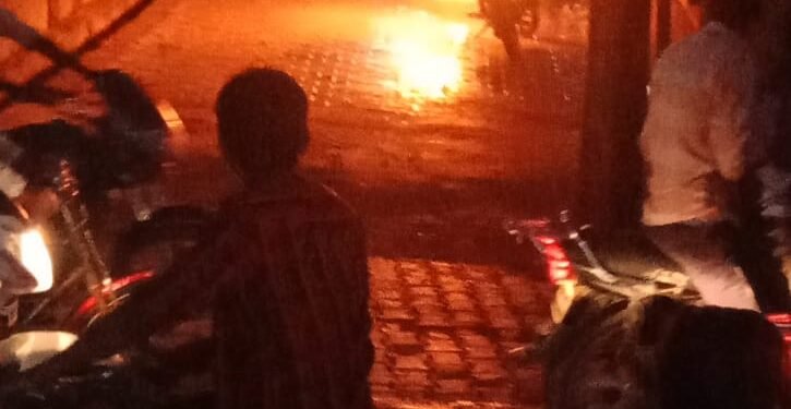 फिरोजाबाद के छारबाग में एक बाइक में आग लग गई ,आग लगने से हड़कंप मच गया