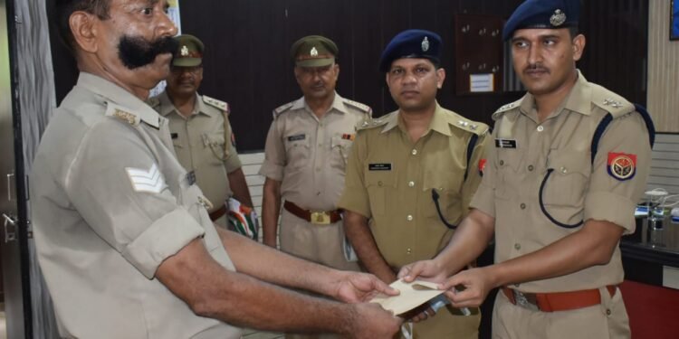 आगरा के हेड कांस्टेबल की ऐसी मूछें है कि आप भी देखते दंग रह जाओगे