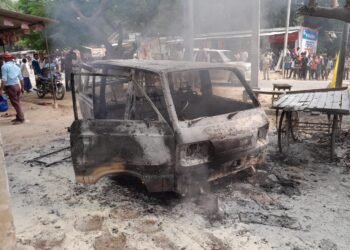 अज्ञात कारणों से रोड के किनारे खड़ी मारुति वैन में लगी भीषण आग