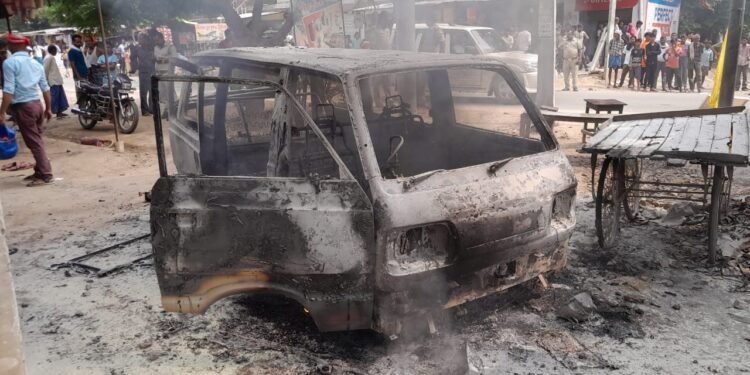 अज्ञात कारणों से रोड के किनारे खड़ी मारुति वैन में लगी भीषण आग