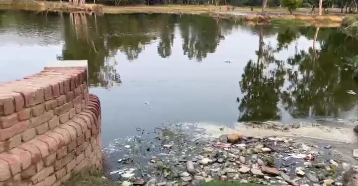 बाराबंकी के सिरौलीगौसपुर क्षेत्र के अन्तर्गत इचौली गांव में स्वच्छ भारत अभियान की उड़ाई जा रही धज्जियां