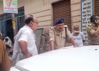 हापुड़ में स्कूटी छूने को लेकर दो पक्षों में चले लाठी-डंडे हुआ पथराव