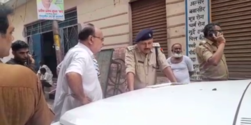 हापुड़ में स्कूटी छूने को लेकर दो पक्षों में चले लाठी-डंडे हुआ पथराव