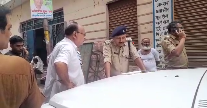 हापुड़ में स्कूटी छूने को लेकर दो पक्षों में चले लाठी-डंडे हुआ पथराव