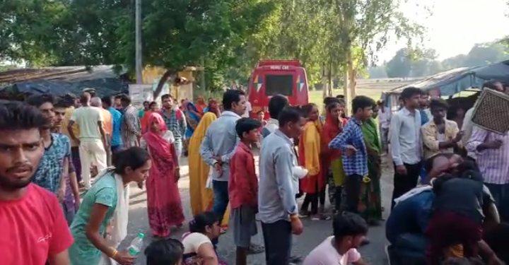 डेढ़हापट्टी निवासी प्रभात शुक्ला की मौत को लेकर सैकड़ों ग्रामीणों ने लाश को रखकर किया प्रदर्शन