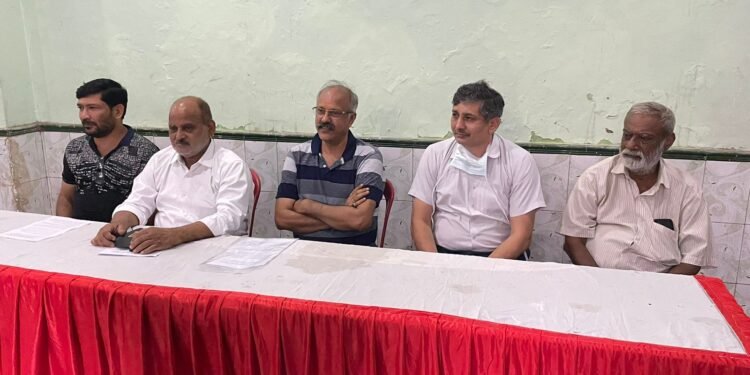 पूर्व मंत्री राजा अरिदमन सिंह को सिविल सोसाइटी ऑफ आगरा ने , सिविल एंक्लेव पर तथ्य पत्र सौंपा