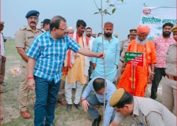 उन्नाव में वृक्षारोपण कार्यक्रम में प्रतिभाग करने पहुंचे स्वामी साक्षी महाराज व नोडल अधिकारी प्रमुख सचिव