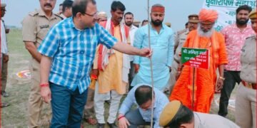उन्नाव में वृक्षारोपण कार्यक्रम में प्रतिभाग करने पहुंचे स्वामी साक्षी महाराज व नोडल अधिकारी प्रमुख सचिव