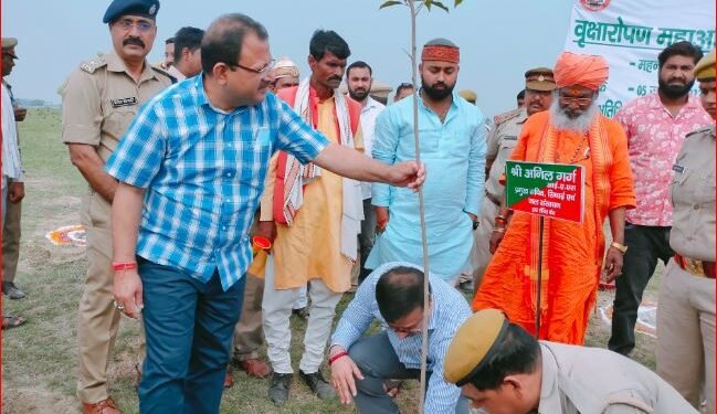 उन्नाव में वृक्षारोपण कार्यक्रम में प्रतिभाग करने पहुंचे स्वामी साक्षी महाराज व नोडल अधिकारी प्रमुख सचिव