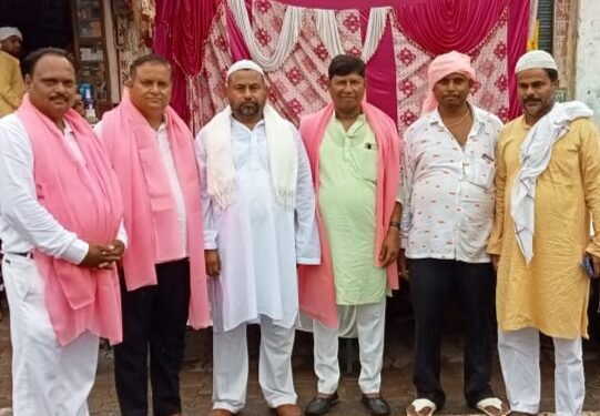 एत्मादपुर में  ईद मिलन समारोह का सभासद हाजी फरीद खान के नेतृत्व में हुआ आयोजन