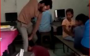 बिहार में दरिंदे अध्यापक ने 6 वीं कक्षा के बच्चे को लाठियों से पीटा, जिसे देख आपका खून खोलने लगेगा