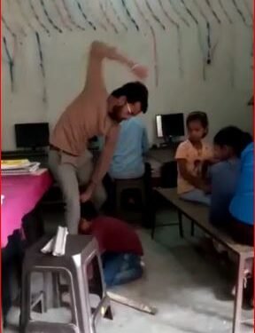 बिहार में दरिंदे अध्यापक ने 6 वीं कक्षा के बच्चे को लाठियों से पीटा, जिसे देख आपका खून खोलने लगेगा