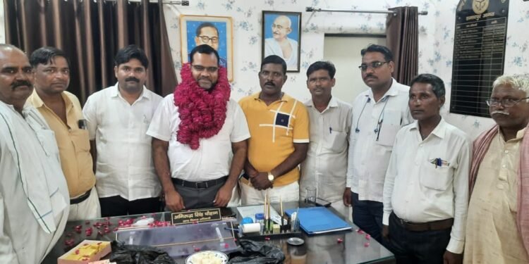 प्रधान संगठन ने मनाया खंड विकास अधिकारी का जन्मदिन,संगठन के कई पदाधिकारी रहे मौजूद