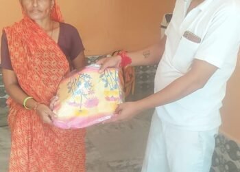रक्षाबंधन के शुभ अवसर पर ग्राम प्रधान शैलेंद्र सिंह ने महिलाओं को साड़ी वितरण की है