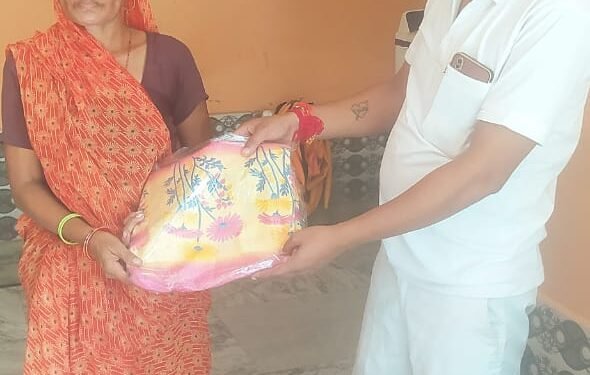 रक्षाबंधन के शुभ अवसर पर ग्राम प्रधान शैलेंद्र सिंह ने महिलाओं को साड़ी वितरण की है