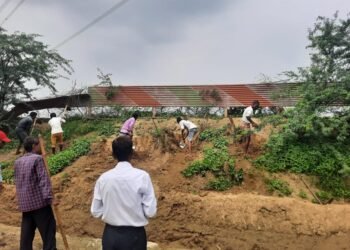 आगरा के विकासखंड एत्मादपुर की ग्राम पंचायत बिहारीपुर में खंड विकास अधिकारी अनिरुद्ध सिंह चौहान नें मौके पर उपस्थित रहकर मनरेगा कार्य शुरू करवाया …
