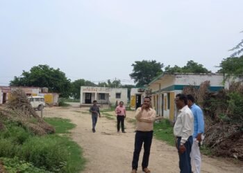 जनपद आगरा के विकास खंड एत्मादपुर के खंड विकास अधिकारी अनिरुद्ध सिंह चौहान का विकासखंड एत्मादपुर में दौरा …