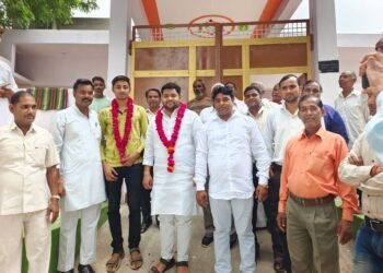 आईआईटी परीक्षा मे चयनित होने पर ब्लॉक प्रमुख खंदौली आशीष शर्मा  ने किया सम्मानित