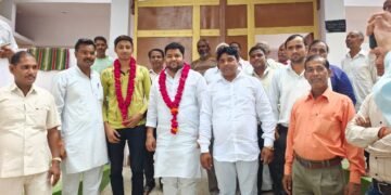 आईआईटी परीक्षा मे चयनित होने पर ब्लॉक प्रमुख खंदौली आशीष शर्मा  ने किया सम्मानित