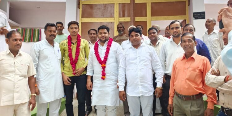 आईआईटी परीक्षा मे चयनित होने पर ब्लॉक प्रमुख खंदौली आशीष शर्मा  ने किया सम्मानित