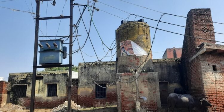 विद्युत विभाग की लापरवाही से जा सकती है लोगों की जान,कोई हादसा हुआ तो जिम्मेदारी विद्युत विभाग की होगी -सुमित सेन ग्राम प्रधान सवाई