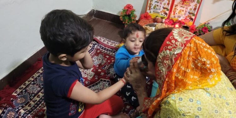 समाजसेवी डॉ रेनू शरण ने बच्चों की दीर्घायु के लिए अहोई अष्टमी पूजन, वृत किया