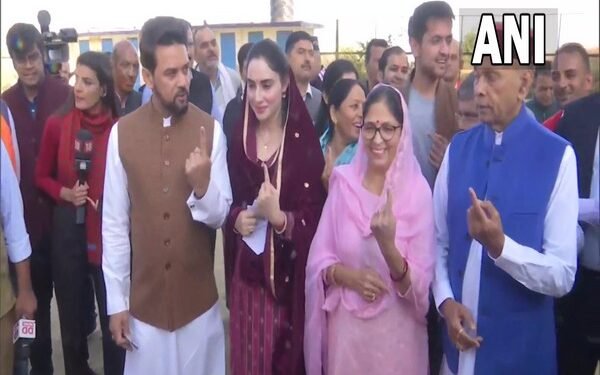 हिमाचल में सुबह 11 बजे तक लगभग 12% वोटिंग,अनुराग बोले जीतेंगे हम