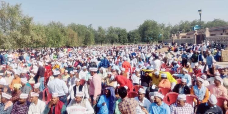 पुरानी पेंशन के लिए आगरा के शिक्षकों ने लखनऊ में धरना दिया