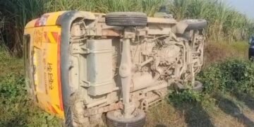 लखीमपुर खीरी : में स्कूली वैन पलटने से आधा दर्जन बच्चे हुए घायल